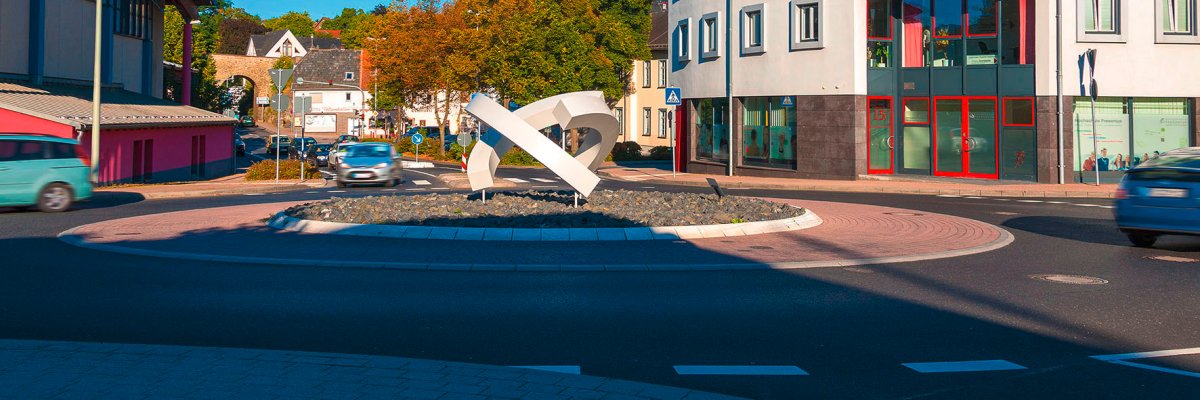 Blick auf Freseniuskreisel mit Hexenturm im Hintergrund